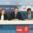 Leire Pajín, Zapatero y el candidato López Aguilar, con el grupo parlamentario europeo.
