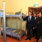 Miguel Alejo y la alcaldesa, en una de las habitaciones en la que descansarán los romeros.