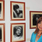 La artista Ana Cristina Pastrana posa con algunas de las obras que expone en la Fundación Vela Zanetti.