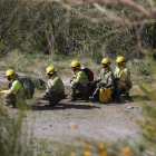 Brigadistas a punto de subirse al helicóptero en la Tebaida. ANA F. BARREDO