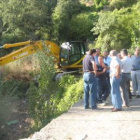 Los vecinos, resignados a la demolición del puente que data de hace 50 años.