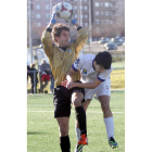 El portero del Burgos CF Marco se adelanta al jugador de la Peña Ángel en un lance del partido.