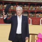 Vargas Llosa saluda con la montera en el coso de Toro.