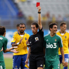 Carlos Ruiz pide explicaciones al colegiado gallego Pérez Pallas después de que éste le sacara la segunda tarjeta amarilla del partido poco antes de llegar al final de la primera parte del encuentro.