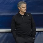 El técnico del Madrid, José Mourinho, parece alejarse cada vez más del banquillo blanco.
