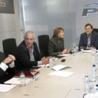 Mayor Oreja, a la izquierda, en la reunión del comité de este lunes, cuando fue informado de la deci
