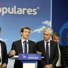 Pablo Casado (segundo por la izquierda), valora los resultados electorales. JAVIER LIZÓN