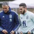 Luis Enrique conversa con Koke en el entrenamiento de ayer. PABLO GARCÍA