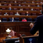 Pedro Sánchez atiende la intervención de Pablo Casado en el Congreso. J. J. GUILLÉN