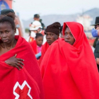 Inmigrantes rescatados cerca de la isla de Alborán.