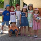 Algunos de los niños que acuden a la escuela de verano posaron para una imagen de recuerdo