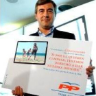 Ángel Acebes posa junto a uno de los carteles de la campaña del PP en contra del Estatuto catalán