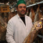José Luis Nieto, uno de los responsables de la firma, con una pieza de cecina.