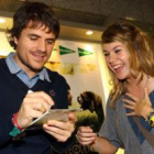 El cantante Dani Martín, firmando un disco a una de sus «fans».