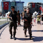 Miembros de las unidades especiales turcas (SWAT) hacen guardia en la plaza de Taksim de Estambul, Turquía, hoy.