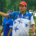 Kenneth Zseremeta da órdenes a las jugadoras durante un entrenamiento.