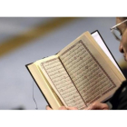 Un muslmán lee el Corán en la Gran Mezquita de Estrasburgo, tras los atentados contra el semanario 'Charlie Hebdo' en el 2015.