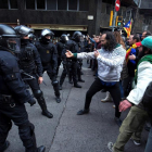 Miembros de los Mossos d´Esquadra impiden el paso de manifestantes en las inmediaciones de la Delegación del Gobierno en Barcelona, durante la protesta convocada esta tarde.