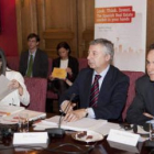 El ministro de Fomento, José Blanco, en el centro, durante la reunión en Londres.