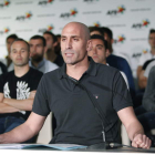 Rubiales, con Iniesta y Xavi detrás, ayer durante la rueda de prensa para tratar la huelga