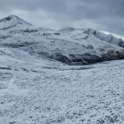 Aspecto que ofrecía esta mañana la  montaña en la localidad de La Cueta, tras la primera nevada registrada en la provincia. A. M.