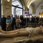 Los yacentes, la mayoría en las urnas, lucen en el claustro del seminario.