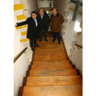 El alcalde, con Alonso y el portavoz vecinal Carlos Valle.