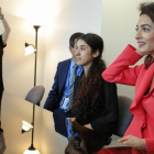 Amal Clooney (de rojo) junto a Nadia Murad, este lunes en Naciones Unidas, durante una entrevista con el ministro de asustos exteriores francés Jean-Marc Ayrault.