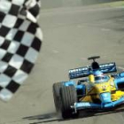 Momento en el que Fernando Alonso entra victorioso en la meta del Gran Premio de Hungría