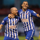 Isi y Son celebran el gol del primero, que abría la victoria de la Ponferradina ante el Navalcarnero el pasado sábado. L. DE LA MATA