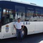 Jesús García, delante del nuevo autobús con rampa.