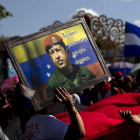 Miembros de la Juventud Sandinista y trabajadores del Estado participaron en una caminata con banderas de Venezuela y cuadros con el rostro de Chávez.