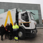 La presidenta de la Mancomunidad Bierzo Central, ayer con operarios y el nuevo camión de recogida de basuras. ANA F. BARREDO