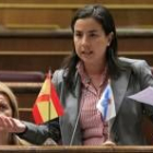 La diputada del PP, Belén Vázquez, con las banderas de España y Galicia