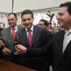 El alcalde de Cacabelos, José Manuel Sánchez (derecha.) en la última Feria del Vino.