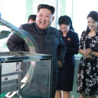 Kim Jong-un durante la visita a la fábrica, junto a su mujer, Ri Sol-ju (segunda por la derecha), en una foto difundida el domingo por la KCNA.