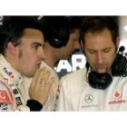 Alonso habla con un ingeniero de McLaren en Melbourne