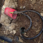 El robo del cable de tierra (verde) permite a las farolas dar luz, pero genera peligro de descargas.