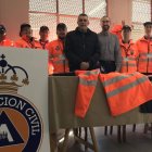 Los concejales Ángel Iglesias y Javier Guzmán, junto a los voluntarios de Protección Civil. A. VALENCIA