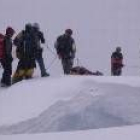 Evacuación de heridos tras la avalancha en el campo I, que luego se repitió en el campo 3