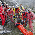 El Grupo Leonés de Espeleosocorro realiza el último entrenamiento de la temporada en la cueva del Fondillo en Valdeteja. MARCIANO