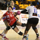 La jugadora del Cleba María O’Mullony intenta un lanzamiento a portería durante el partido contra el Granollers.