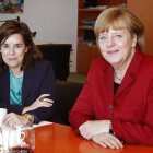 Sáenz de Santamaría y Merkel, ayer en Berlín.
