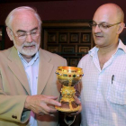 Juan Pedro Aparicio y José Manuel Rodríguez Montañés con la réplica del cáliz de Doña Urraca