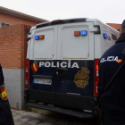 Los tres jugadores acudieron a declarar al Juzgado de Instrucción 1 de Aranda en un furgón de la Policía Nacional. SANTAMARÍA