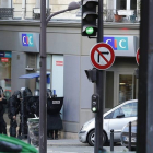 Agentes de la policía, a las puertas de la sucursal bancaria del CIC en el centro de París, este viernes.