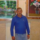 Marcelino González, ante dos de los cuadros que expone en Mansilla.