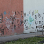 Las paredes de bajos y fachadas del paseo Nicolás de Brujas han aparecido emborronadas. L. DE LA MATA