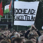 Manifestantes palestinos piden la cancelación del concierto de Radiohead en Tel Aviv.
