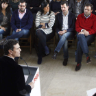 Sánchez, desde el estrado del hall de Económicas ante los dirigentes socialistas leoneses y de la comunidad autónoma